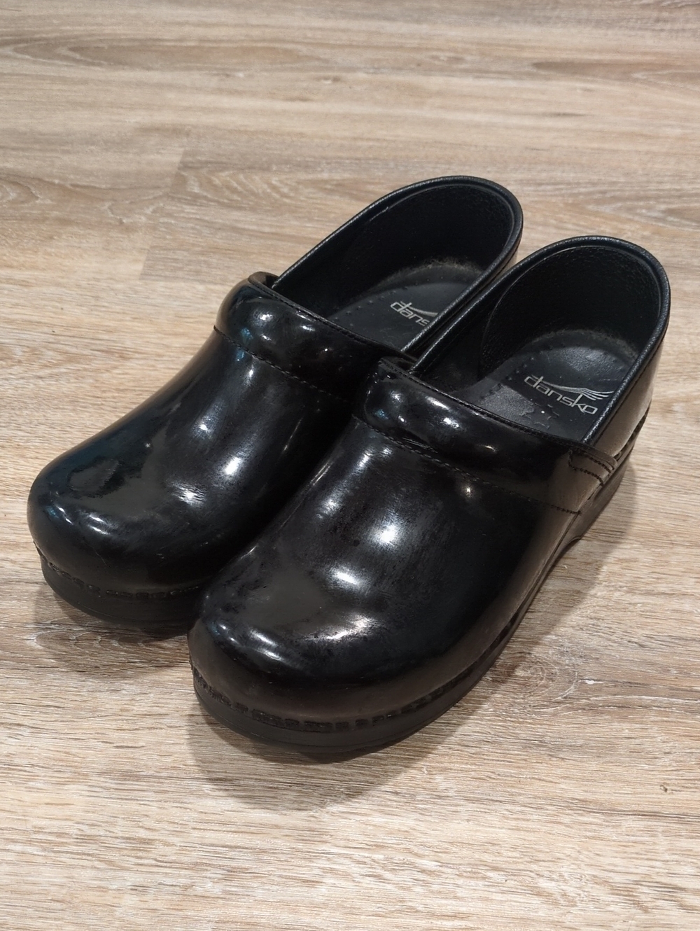 😎❤️👩🔬Dansko Women's Black Slip-On Clogs - Shiny Finish size 39 Euro😎❤️👩🔬
